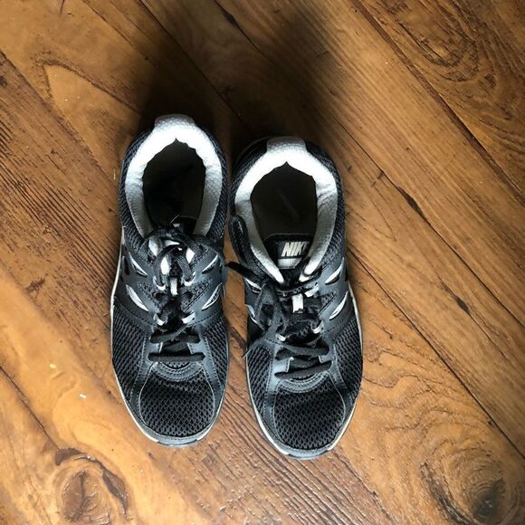 Nike Women’s Shoe Size 8 - Picture 1 of 3
